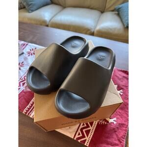Yeezy Slide “Onyx” – Brand New in Box – Cozy Season Essential (M5 / W6.5)